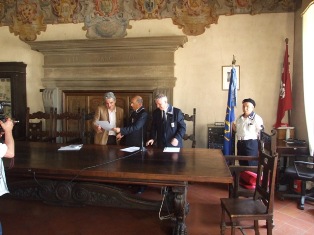 Il Presidente Pier Angelo Salani e il Consigliere Pier Paolo Pellegrini consegnano l'attestato al Sindaco di Pescia prof. Antonio Abenante 